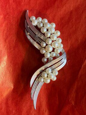 Retro Vintage Silvertone & Pearl Brooch Wings!